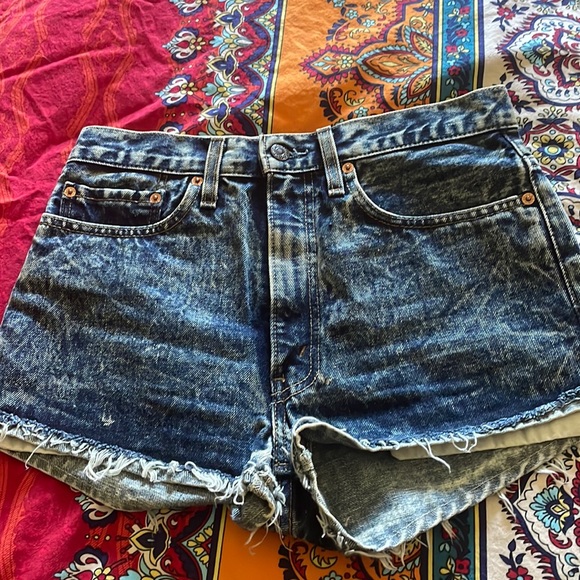 Acid Wash Levi's Shorts - Picture 1 of 3